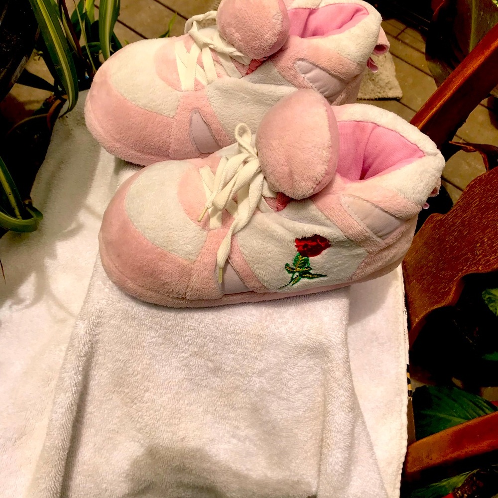 Cute fluffy novelty slippers size 8 women’s